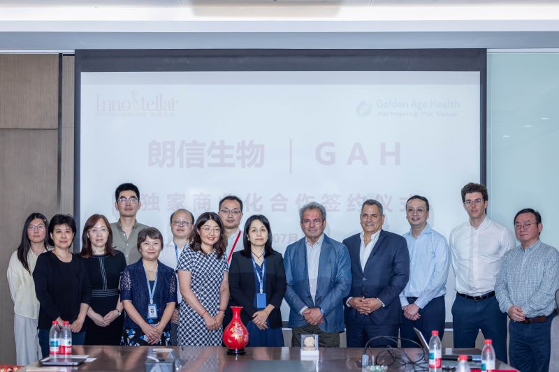 朗信生物与 Golden Age Health 团队在合作签约仪式上