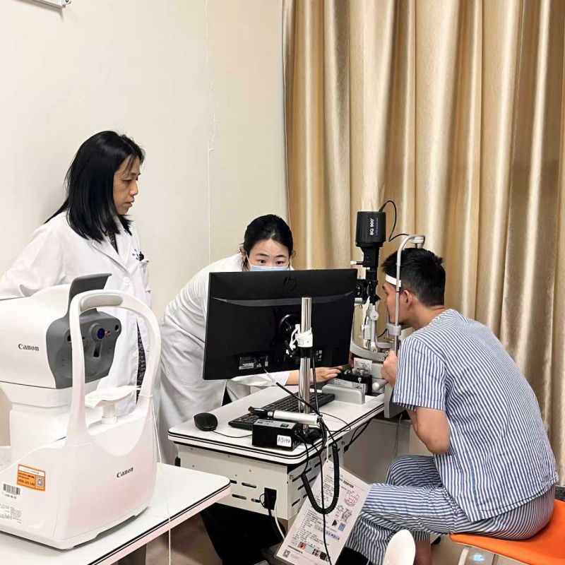 一位患者在眼科门诊接受眼部检查