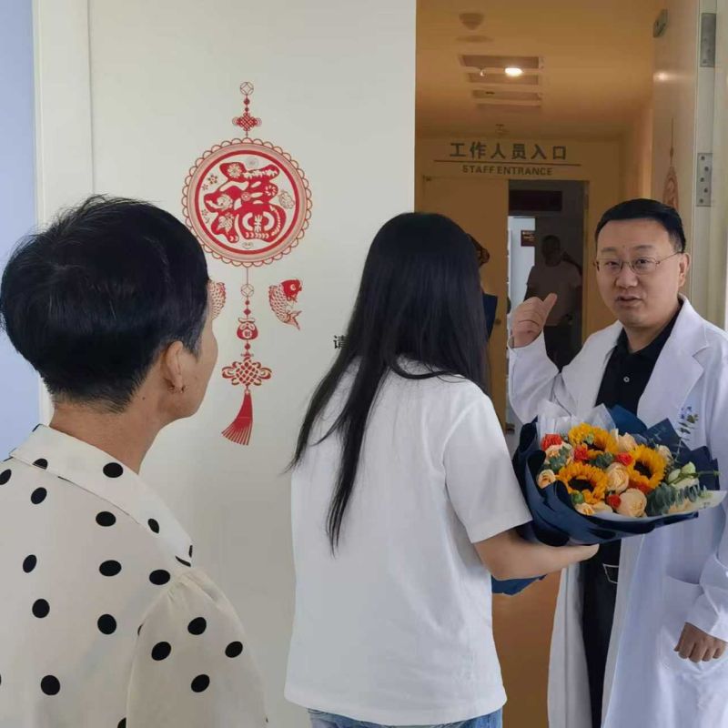一位医生接受患者家属赠送的鲜花