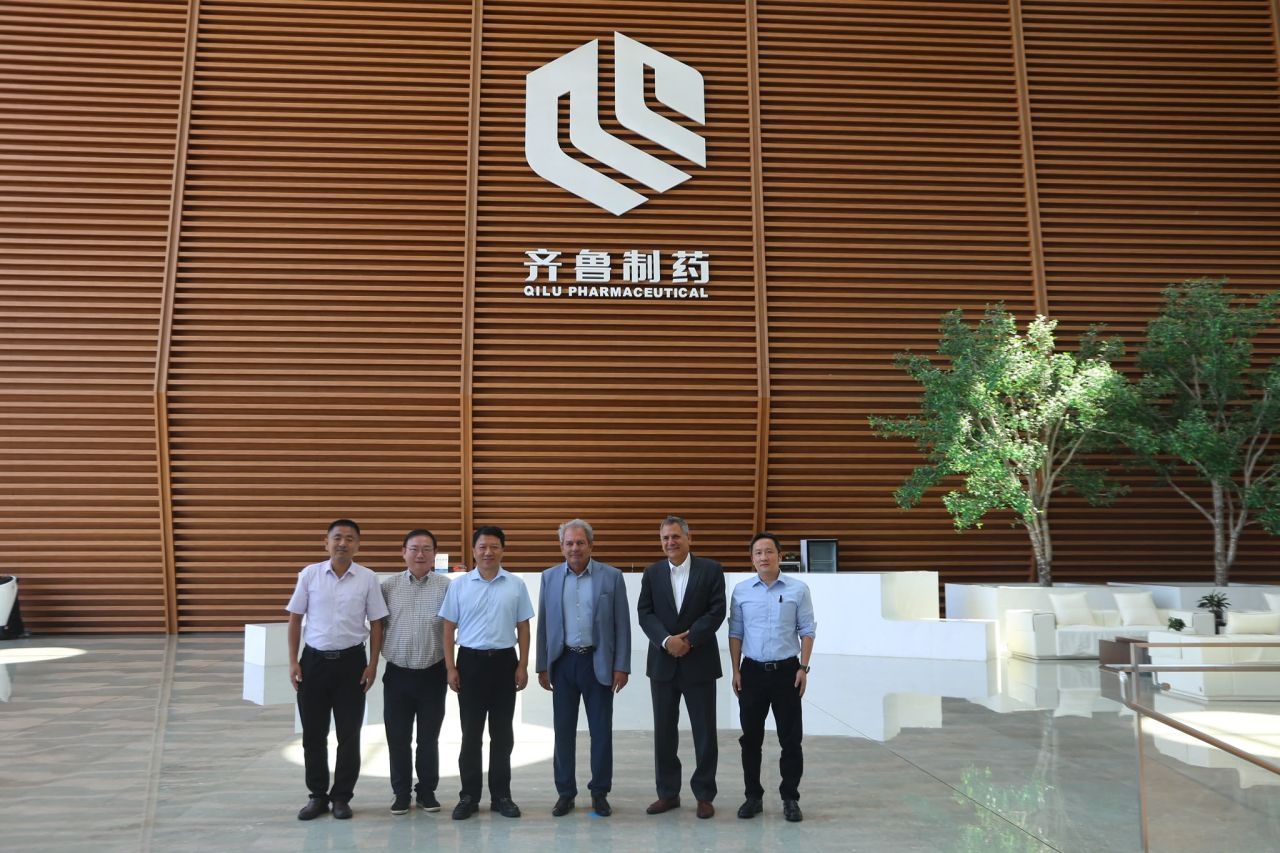 代表团在齐鲁制药标志前合影
