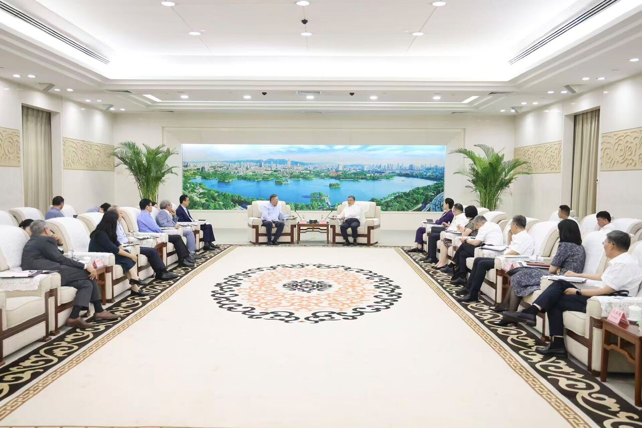 在济南的接待厅举行的正式会见